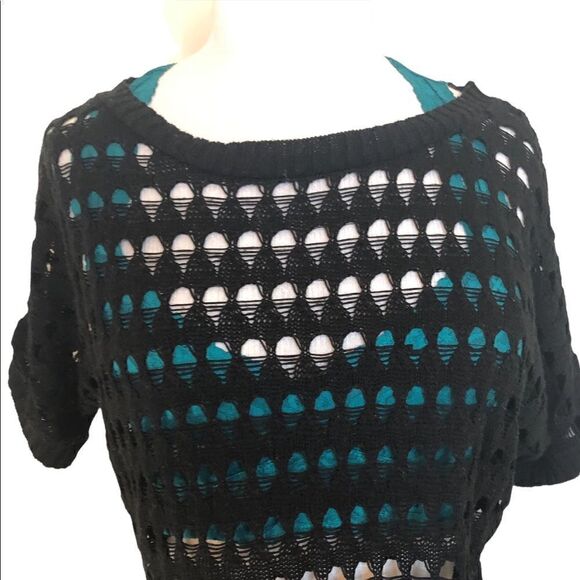 💥💥black peep hole cropped top💥💥 - Picture 3 of 4